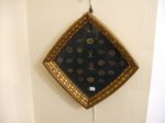 Piccola teca in legno dorato contenente 24 copribilancere da orologio da tasca 